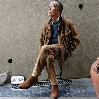 С чем носить бежевые джинсы мужчине