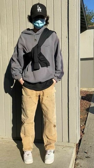 С чем носить бежевые джинсы мужчине