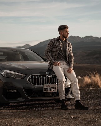 С чем носить бежевые джинсы мужчине