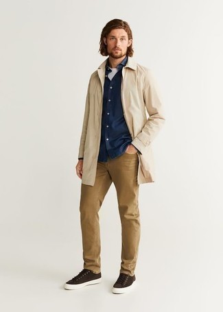 Какие дождевики носить с бежевыми джинсами мужчине