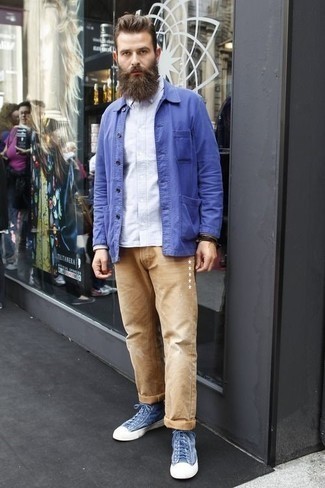 Какие куртки-рубашки носить с бежевыми джинсами мужчине
