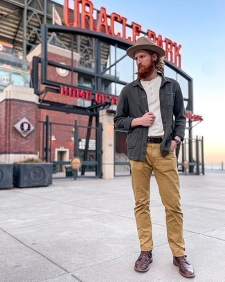 Какие куртки-рубашки носить с бежевыми джинсами мужчине