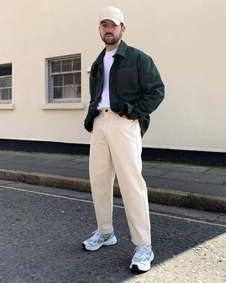 Как носить бежевые джинсы с серебряными кроссовками мужчине