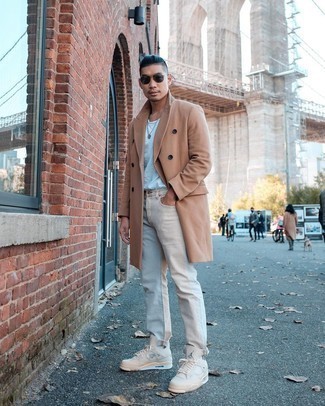 Какие майки носить с бежевыми джинсами мужчине