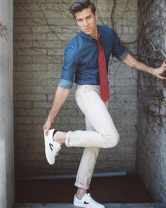 Как носить бежевые джинсы с белыми низкими кедами мужчине