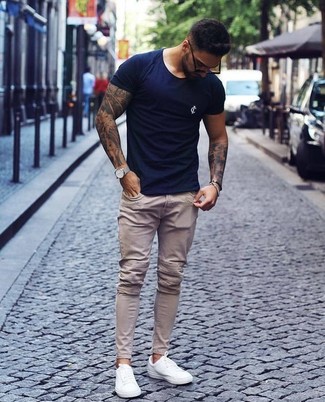 Как носить бежевые джинсы с белыми низкими кедами мужчине