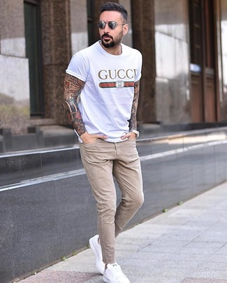Как носить бежевые джинсы с белыми низкими кедами мужчине