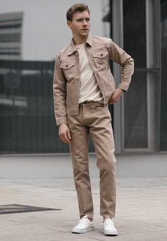 Как носить бежевые джинсы с белыми низкими кедами мужчине