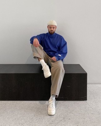 Как носить бежевые джинсы с белыми низкими кедами мужчине