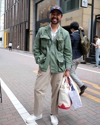 Как носить бежевые джинсы с белыми низкими кедами мужчине