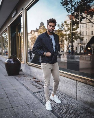 Как носить бежевые джинсы с белыми низкими кедами мужчине