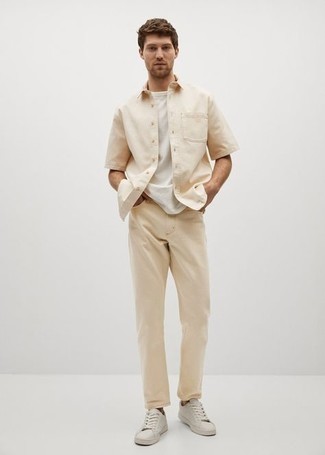 Как носить бежевые джинсы с белыми низкими кедами мужчине