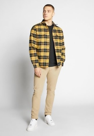 Как носить бежевые джинсы с белыми низкими кедами мужчине