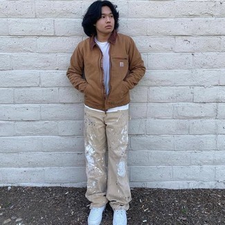 Как носить бежевые джинсы с белыми низкими кедами мужчине