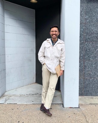 Какие ветровки носить с бежевыми джинсами мужчине