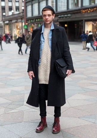 С чем носить бежевый вязаный свитер с круглым вырезом мужчине