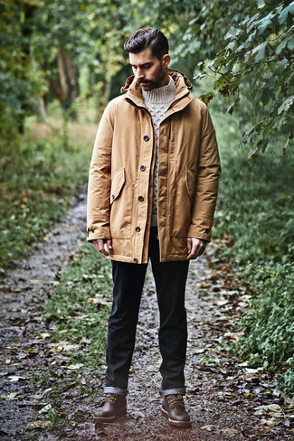 С чем носить бежевую вязаную водолазку мужчине