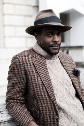 С чем носить бежевую вязаную водолазку мужчине