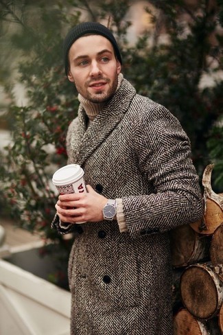 С чем носить бежевую вязаную водолазку мужчине