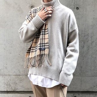 С чем носить бежевую вязаную водолазку мужчине