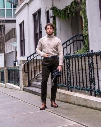 С чем носить бежевую вязаную водолазку мужчине