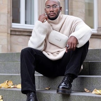 Как носить бежевую шерстяную вязаную водолазку с черными джинсами мужчине