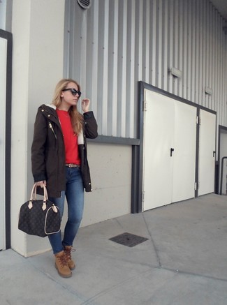 С чем носить бежевые ботинки на шнуровке женщине