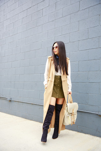 С чем носить бежевый кожаный рюкзак женщине