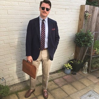 С чем носить бежевый кожаный портфель