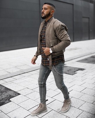 Как носить бежевые кожаные повседневные ботинки с коричневым бомбером мужчине