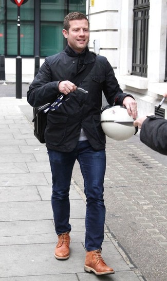 С чем носить бежевые кожаные повседневные ботинки мужчине