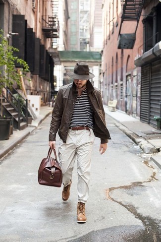 С чем носить бежевые кожаные повседневные ботинки мужчине