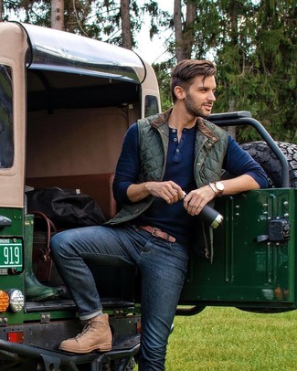 С чем носить бежевые кожаные повседневные ботинки мужчине