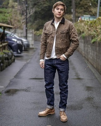 С чем носить бежевые кожаные повседневные ботинки мужчине