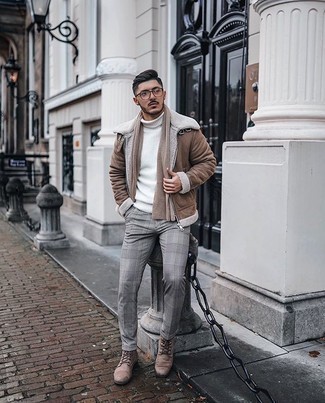 С чем носить бежевые кожаные повседневные ботинки мужчине