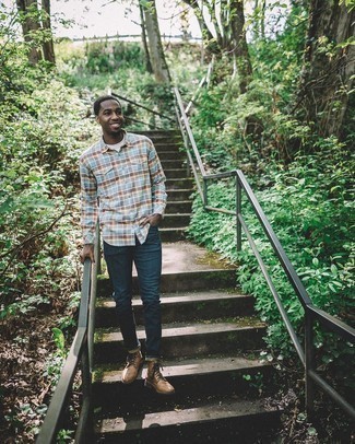 С чем носить бежевые кожаные повседневные ботинки мужчине