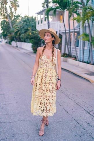 С чем носить бежевую кожаную сумку через плечо