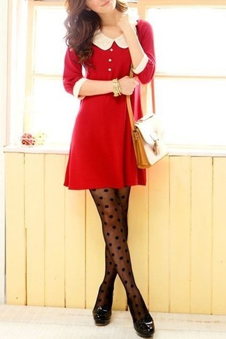 С чем носить бежевую кожаную сумку через плечо