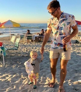 С чем носить бежевые кожаные сланцы мужчине