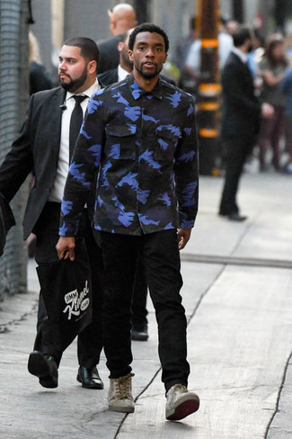 С чем носить бежевые кожаные высокие кеды мужчине