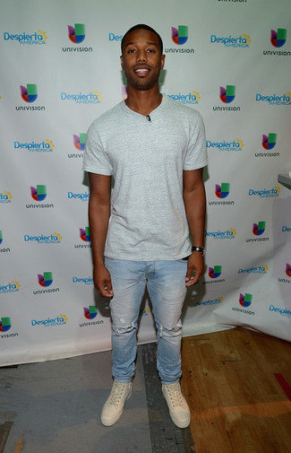 С чем носить бежевые кожаные высокие кеды мужчине