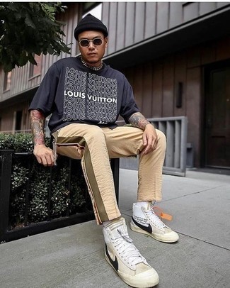 С чем носить бежевые кожаные высокие кеды мужчине