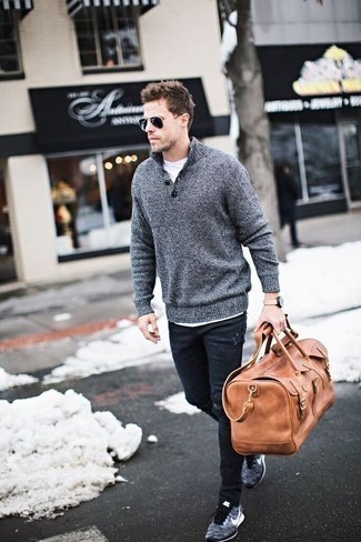 С чем носить бежевую кожаную дорожную сумку мужчине