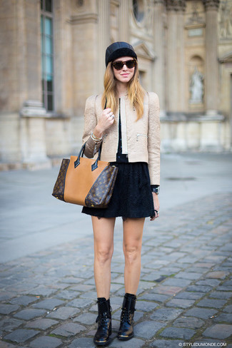 С чем носить бежевую кожаную куртку женщине