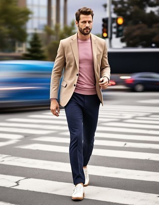 С чем носить бежевые кожаные низкие кеды мужчине