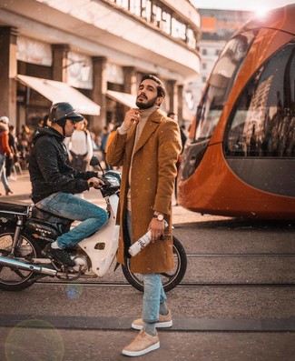 С чем носить бежевые кожаные низкие кеды мужчине