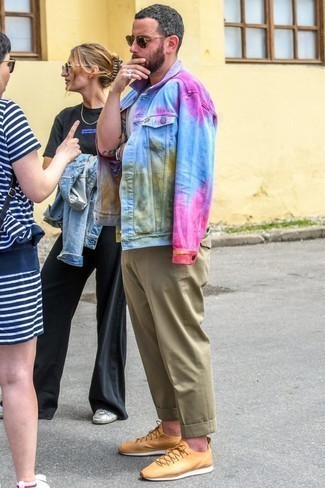 С чем носить бежевые кожаные низкие кеды мужчине