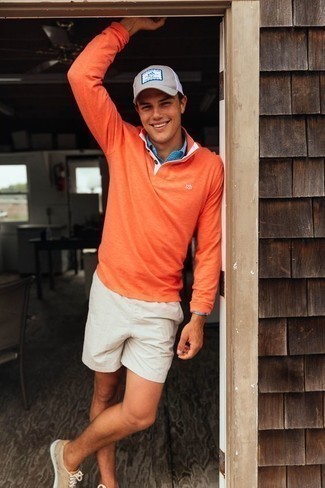 С чем носить бежевые кожаные низкие кеды мужчине