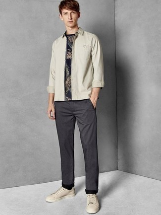 С чем носить бежевые кожаные низкие кеды мужчине