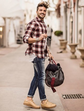 С чем носить бежевые кожаные низкие кеды мужчине